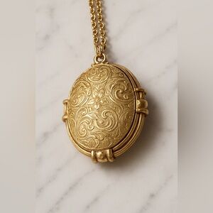 Vintage Avon Ornate Oval Photo Locket Necklace – Gold-Tone – Late 80s/Early 90s